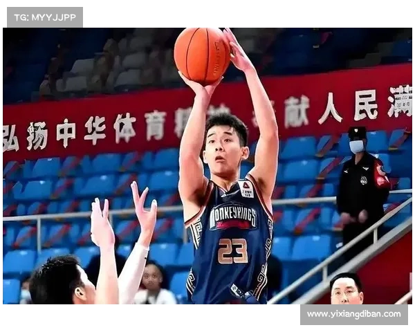 CBA比赛暂停瞬间球员调整战术 教练指挥充满紧张气氛 CBA比赛暂停瞬间球员调整战术 教练指挥充满紧张气氛
